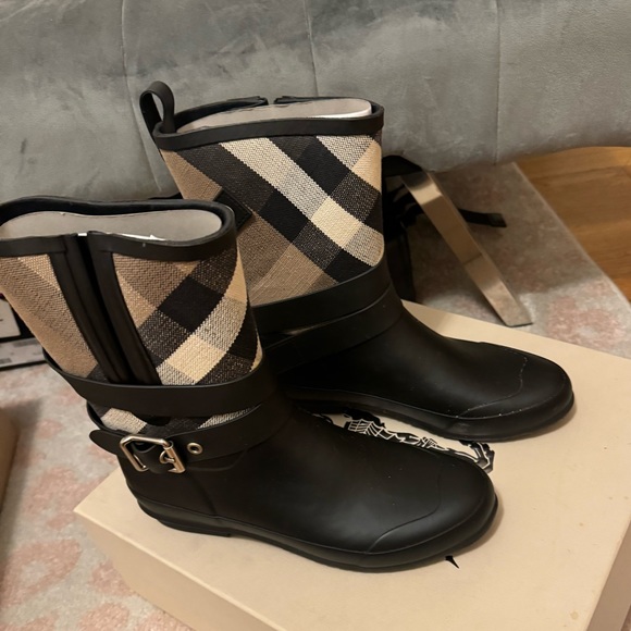 Burberry rain boots in awesome condition. Comes with the box no dustbag. Size 38 - Picture 2 of 9